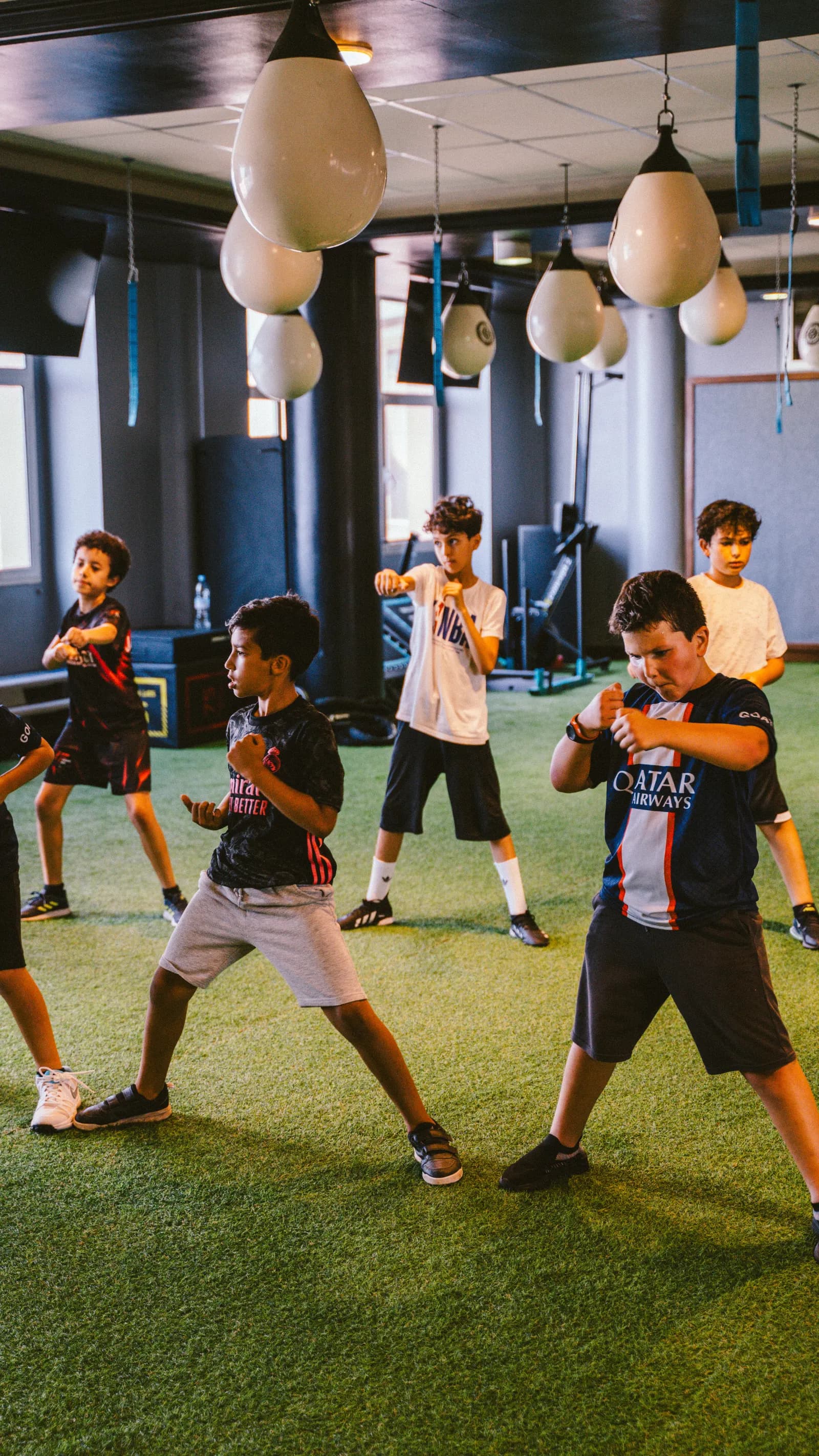 Boxe enfants en groupe — Canal Forme Kids Guéliz